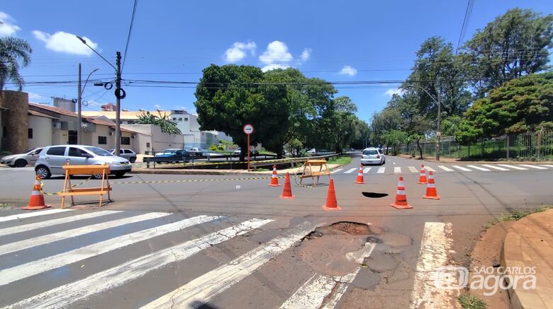 Cratera interdita trecho da Avenida Comendadora Alfredo Maffei em São Carlos - Crédito: Maycon Maximino