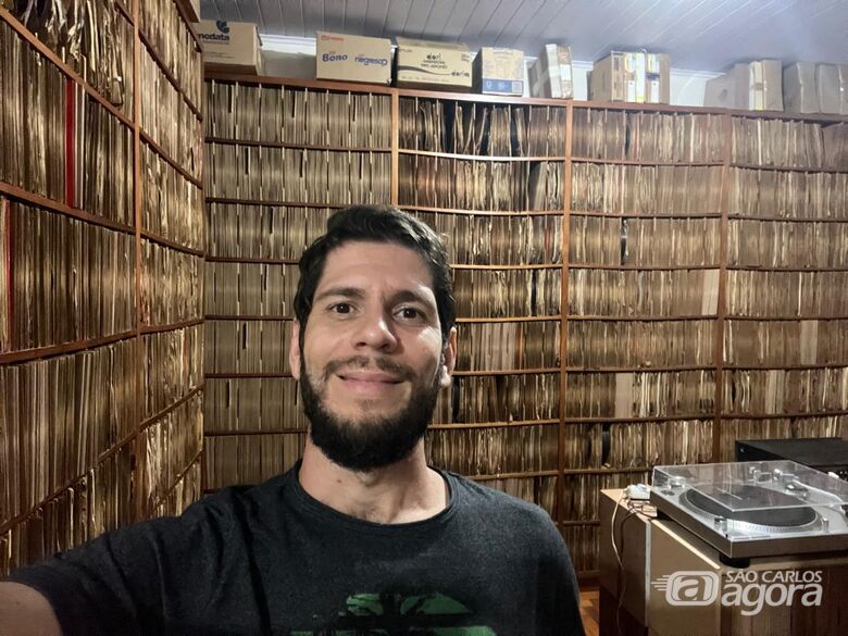 Ferreirense reúne 200 mil discos de vinil e de cera que contam história da música
-