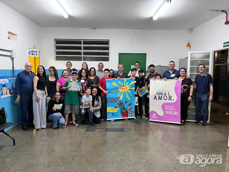 Famílias recebem certificados em cerimônia na EMEB Carmine Botta
-