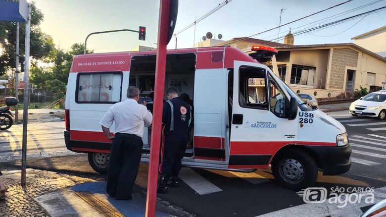 Pedestre é atingido por ônibus na área central de São Carlos -