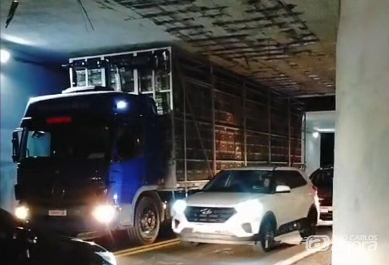 Caminhão enrosca em pontilhão e causa congestionamento no Jardim Tangará - Crédito: Maycon Maximino