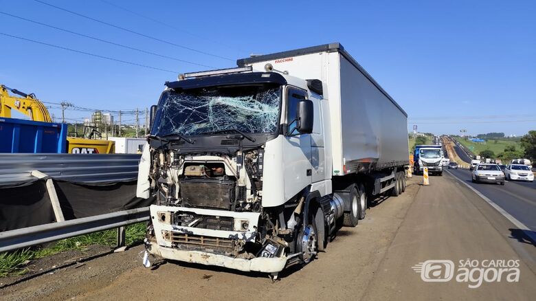 Caminhão carregado com tripas de boi colide com guard rail na Washington Luís 
 - Crédito: Maycon Maximino