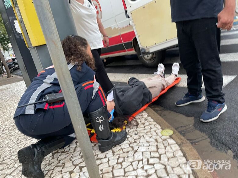 Mulher é atropelada enquanto varria a calçada no Centro de São Carlos
 - Crédito: Lourival Izaque
