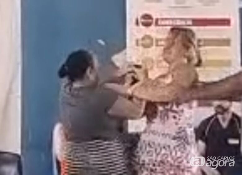 Discussão entre duas mulheres termina com agressões em UPA da região - Crédito: Foto: Reprodução