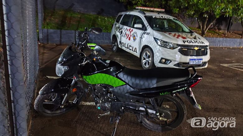 Jovem de 19 anos é detido após furtar motocicleta e sofrer queda durante fuga em São Carlos - Crédito: Maycon Maximino