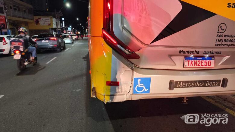 Motoboy de 17 anos fica ferido após colidir contra ônibus na Avenida São Carlos
 - Crédito: Maycon Maximino