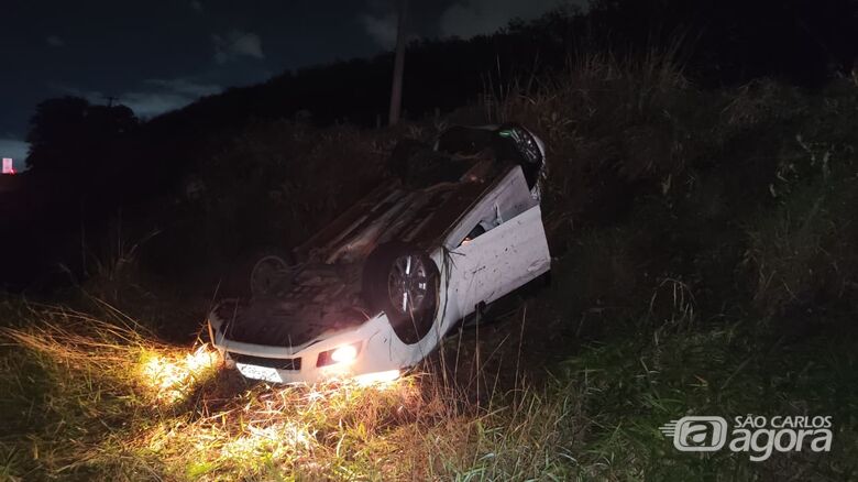Motorista sai ileso após capotamento na SP-318 em São Carlos - Crédito: Maycon Maximino