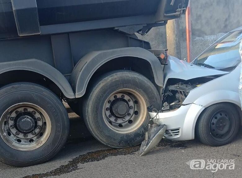 Colisão entre carro e caminhão deixa homem ferido no Romeu Santini - 