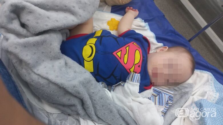 Bebê de 5 meses com infecção grave aguarda transferência na UPA Santa Felícia -