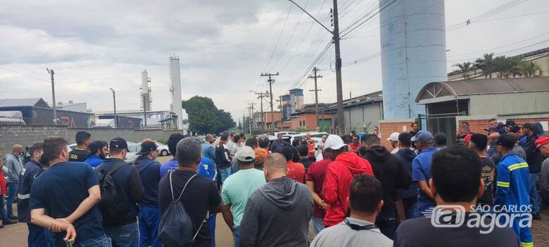 Metalúrgicos aceitam nova proposta e encerram greve na Engemasa - Crédito: Foto: Divulgação/Trabalhadores metalúrgicos da Engemasa nesta manhã na porta da fábrica 