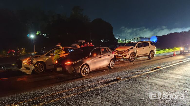 Capivara atravessa pista, causa engavetamento com três veículos e deixa mulher ferida na SP-318 - Crédito: Foto: Maycon Maximino/São Carlos Agora
