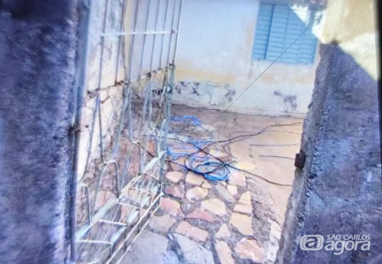 Homem é detido por moradores após furtar fiações em duas casas no Cruzeiro do Sul - Crédito: Maycon Maximino