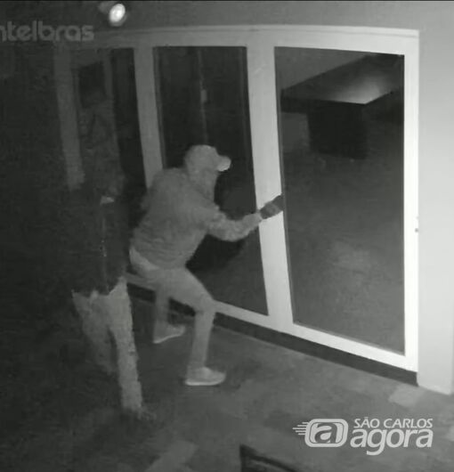 Imagens mostram invasão de trio na casa de empresário e troca de tiros com a PM na região - Crédito: Foto: Reprodução
