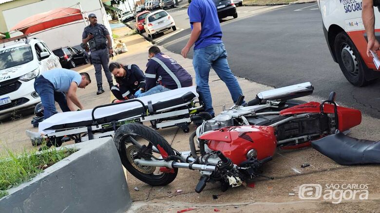 Colisão entre caminhonete e moto deixa motociclista ferido em São Carlos - Crédito: Maycon Maximino