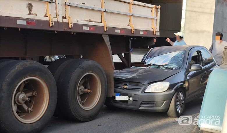 Carro bate em caminhão estacionado após desviar de buraco no Boa Vista - Crédito: Maycon Maximino