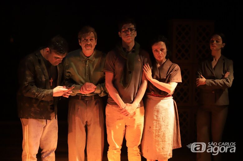 Espetáculo “A Louça da Cristaleira” estreia em São Carlos com recursos de acessibilidade para pessoas cegas ou com baixa visão -