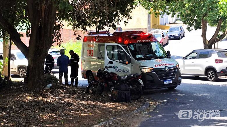 Motoboy fica ferido em colisão entre carro e moto no Nova Santa Paula - Crédito: Maycon Maximino