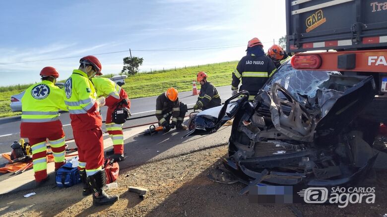 Grave acidente deixa motorista preso às ferragens na Washington Luís - Crédito: Maycon Maximino