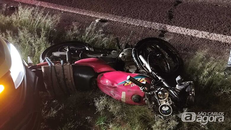 Motociclista morre após colidir em traseira de caminhão parado na Washington Luís em São Carlos - Crédito: Foto: Maycon Maximino/São Carlos Agora