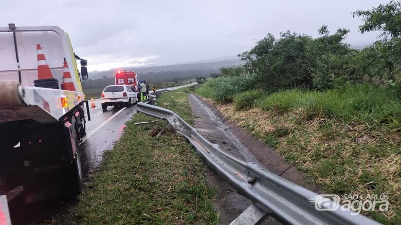 Motorista perde o controle e colide contra defensa metálica na estrada do Broa - Crédito: Maycon Maximino