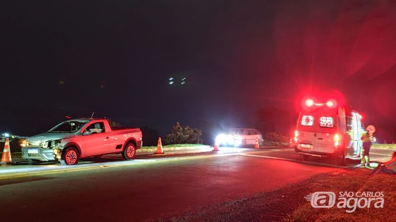 Motorista fica ferido após perder controle e colidir contra mureta em alça de acesso da SP-215 - Crédito: Maycon Maximino 