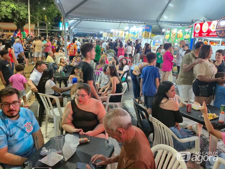 Praça de Alimentação do Encantos de Natal de Ibaté funciona todos os dias -