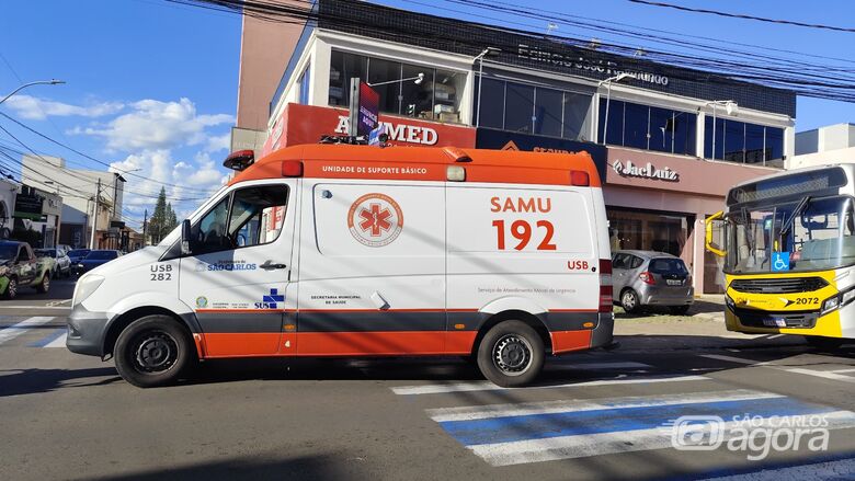 Ônibus colide contra poste na área central de São Carlos e passageira fica ferida -