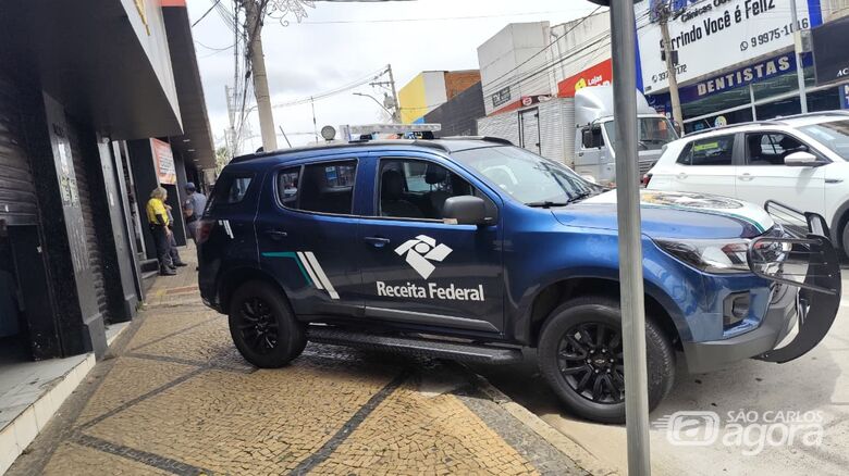 Equipe da Receita Federal em uma das lojas - Crédito: Maycon Maximino