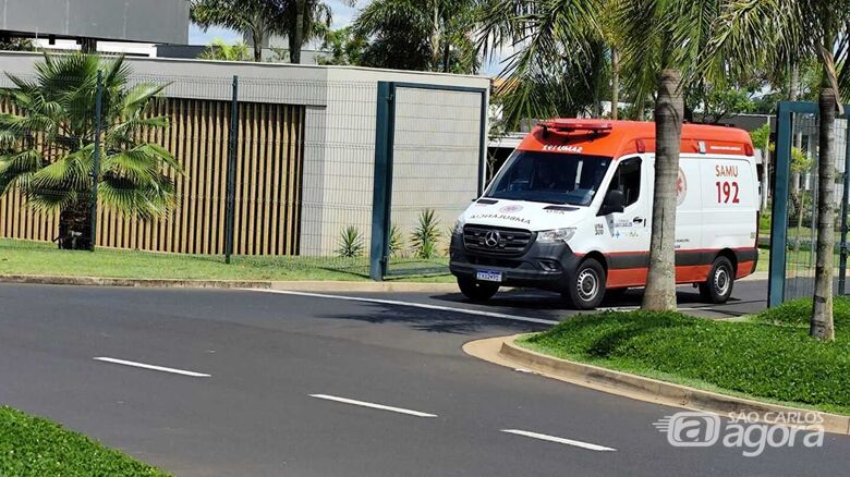 Samu deixando o condomínio - Crédito: Maycon Maximino