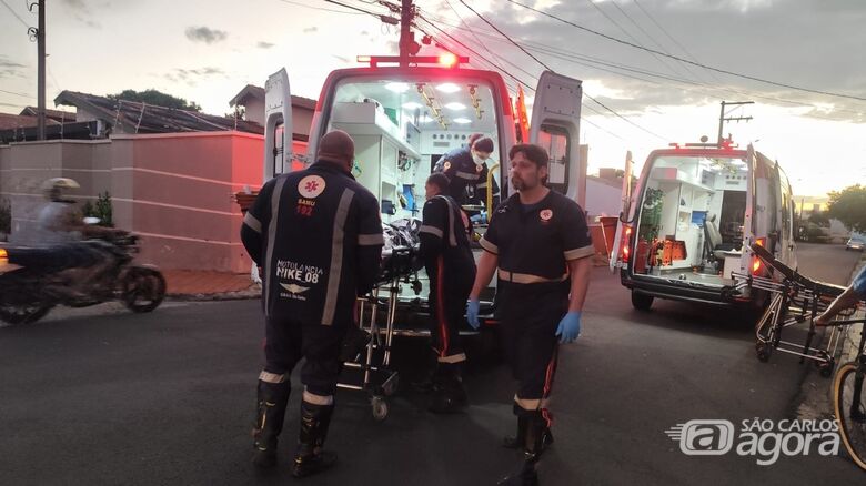 Vítima sendo socorrida  - Crédito: Maycon Maximino 