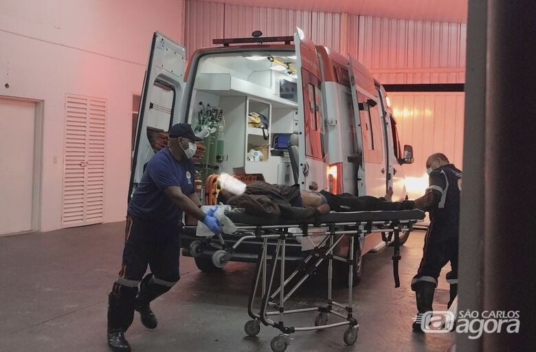 Homem é socorrido em estado grave após ser esfaqueado no Antenor Garcia - Crédito: Maycon Maximino