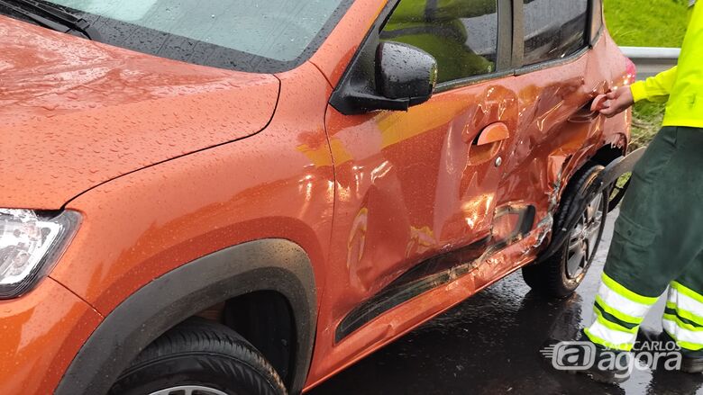 Carro fica prensado em defensa metálica após colisão com caminhão na SP-310 - Crédito: Maycon Maximino