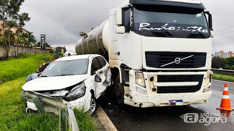 Carro e caminhão colidem na Washington Luís em São Carlos  - Crédito: Maycon Maximino