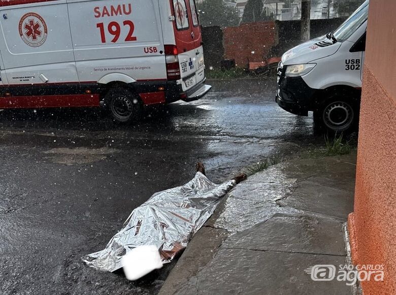 Homem é morto com facada no peito na região da rodoviária de São Carlos  - Crédito: Lourival Izaque 