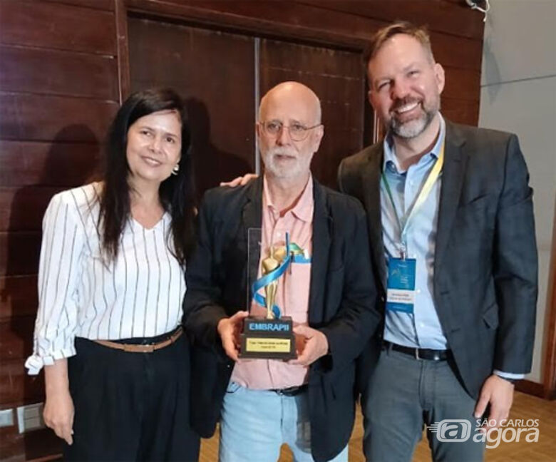 A legenda foto é - "Gelia Martinez, Vanderlei Bagnato e um dos diretores da Embrapii  Marcelo Prim" - 