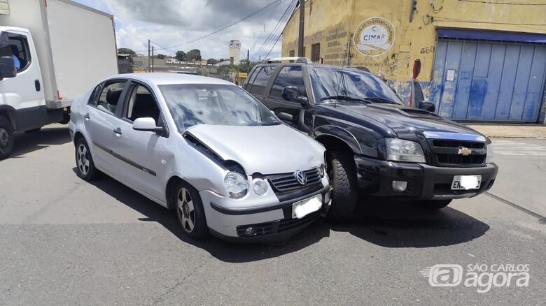 Colisão entre carro e caminhonete é registrada na Vila Lutfalla - Crédito: Maycon Maximino 