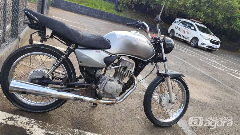 Moto sem placa é localizada e jovem é detido após tentativa de fuga  - Crédito: Maycon Maximino 