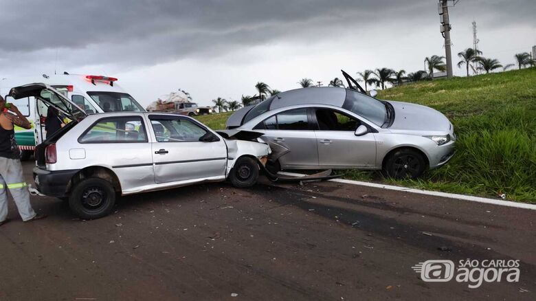 Engavetamento entre três veículos é registrado na SP-310 em Ibaté - Crédito: Maycon Maximino 