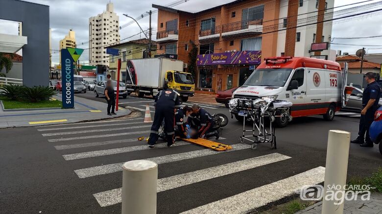 Colisão entre duas motos deixa três feridos no Centro de São Carlos - Crédito: Maycon Maximino