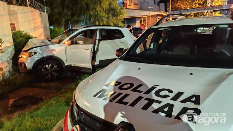 Carro bate em muro após atingir viatura da PM no Santa Felícia  - Crédito: Maycon Maximino
