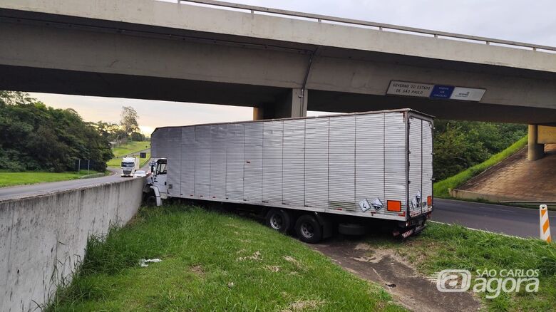 Caminhão perde freio e colide com carro na Rodovia Washington Luís - Crédito: Maycon Maximino