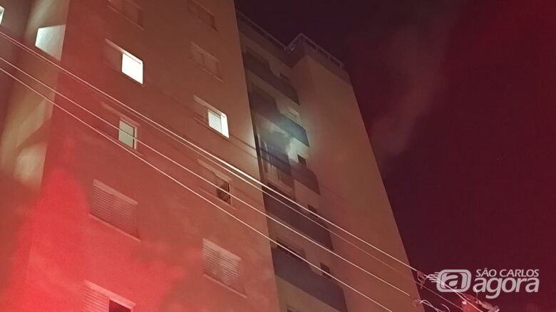 Incêndio em apartamento mobiliza Corpo de Bombeiros no Jardim Alvorada - Crédito: Maycon Maximino 