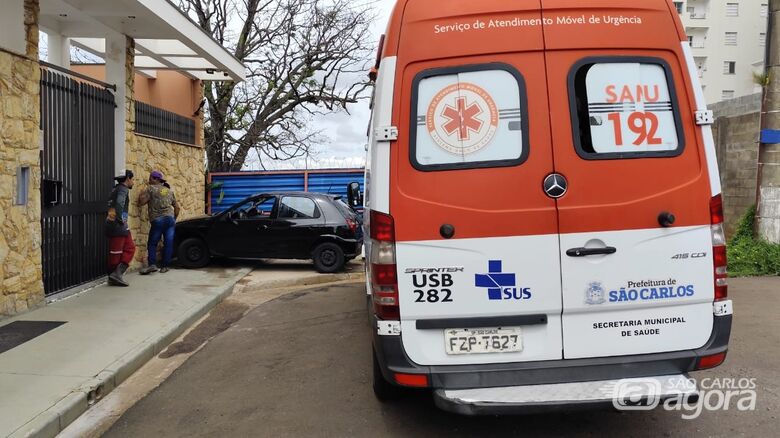 Motorista perde o controle do veículo após mal súbito e colide contra muro - Crédito: Maycon Maximino