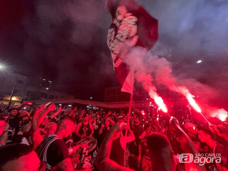 Torcedores do Corinthians comemoram conquista da Copa do Brasil na avenida São Carlos - Crédito: Lourival Izaque 