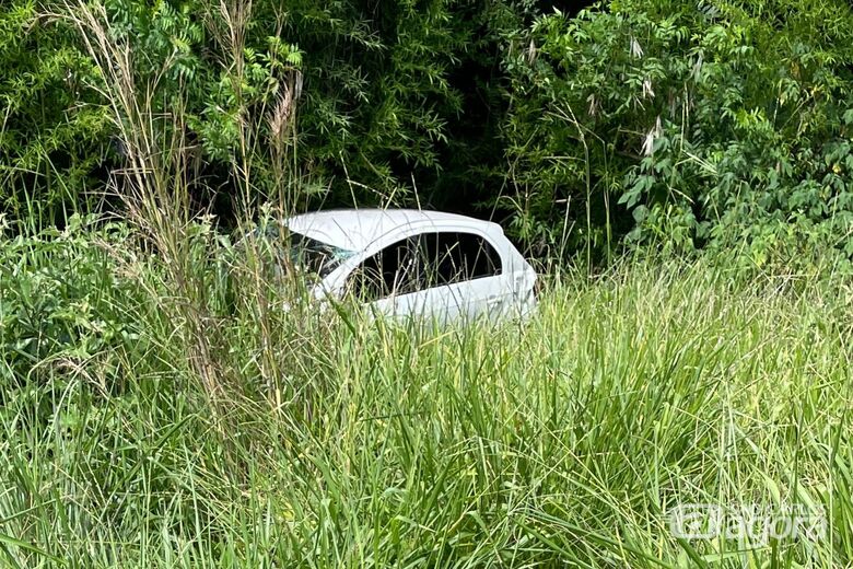 Carro capota no Jardim Embaré  - Crédito: Lourival izaque 