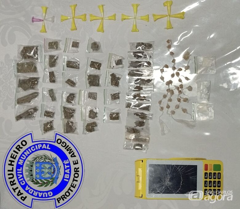 Drogas são localizadas em cano de água pluvial em Ibaté - 