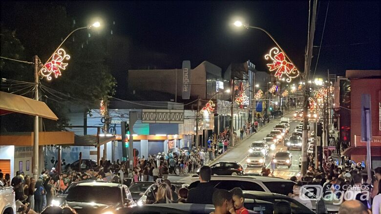 Multidão aguardando a caravana na avenida São Carlos - Crédito: Lourival Izaque 