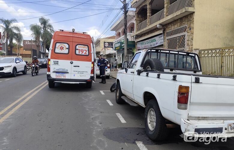 Colisão entre moto e carro deixa dois feridos na Vila Prado - Crédito: Maycon Maximino