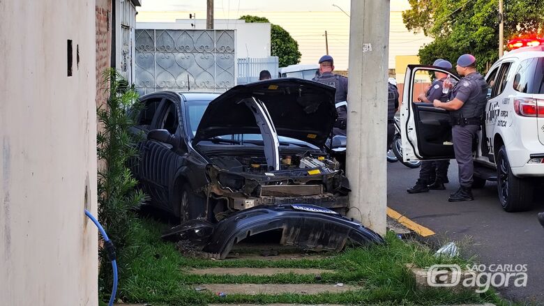 Carro colide contra poste na Vila Jacobucci  - Crédito: Maycon Maximino