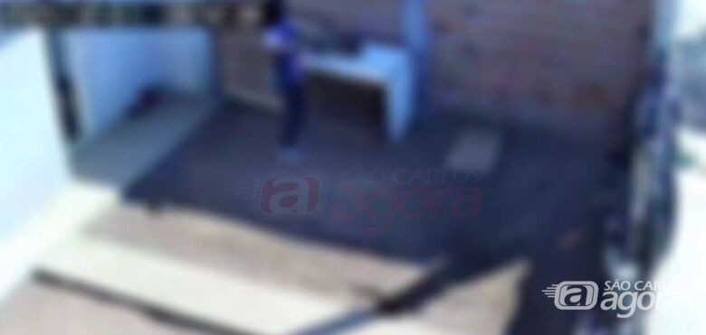 Homem é detido após espancar cachorro com pedaço de pau no Dream Santo Antônio - 